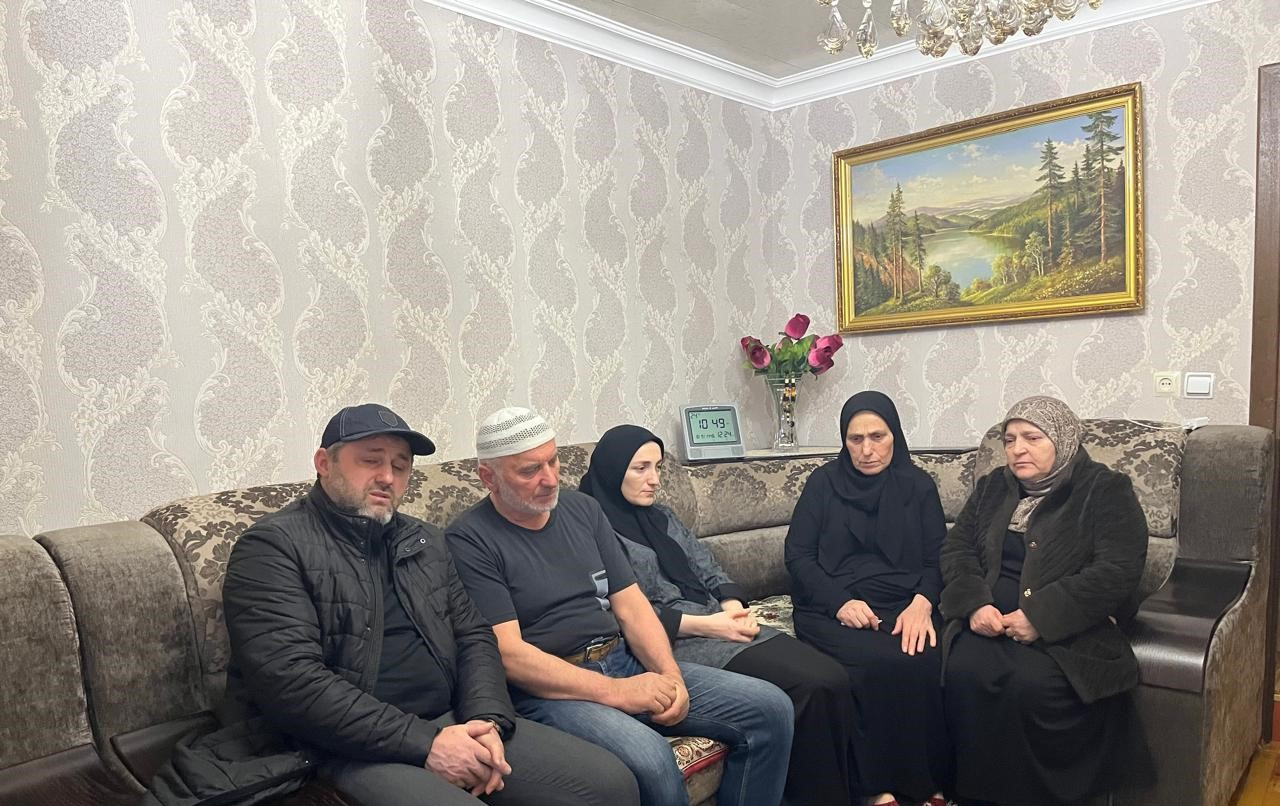 В Цумадинском районе представители Центра социального обслуживания  Минтруда РД посетили в канун 8 Марта матерей участников специальной военной